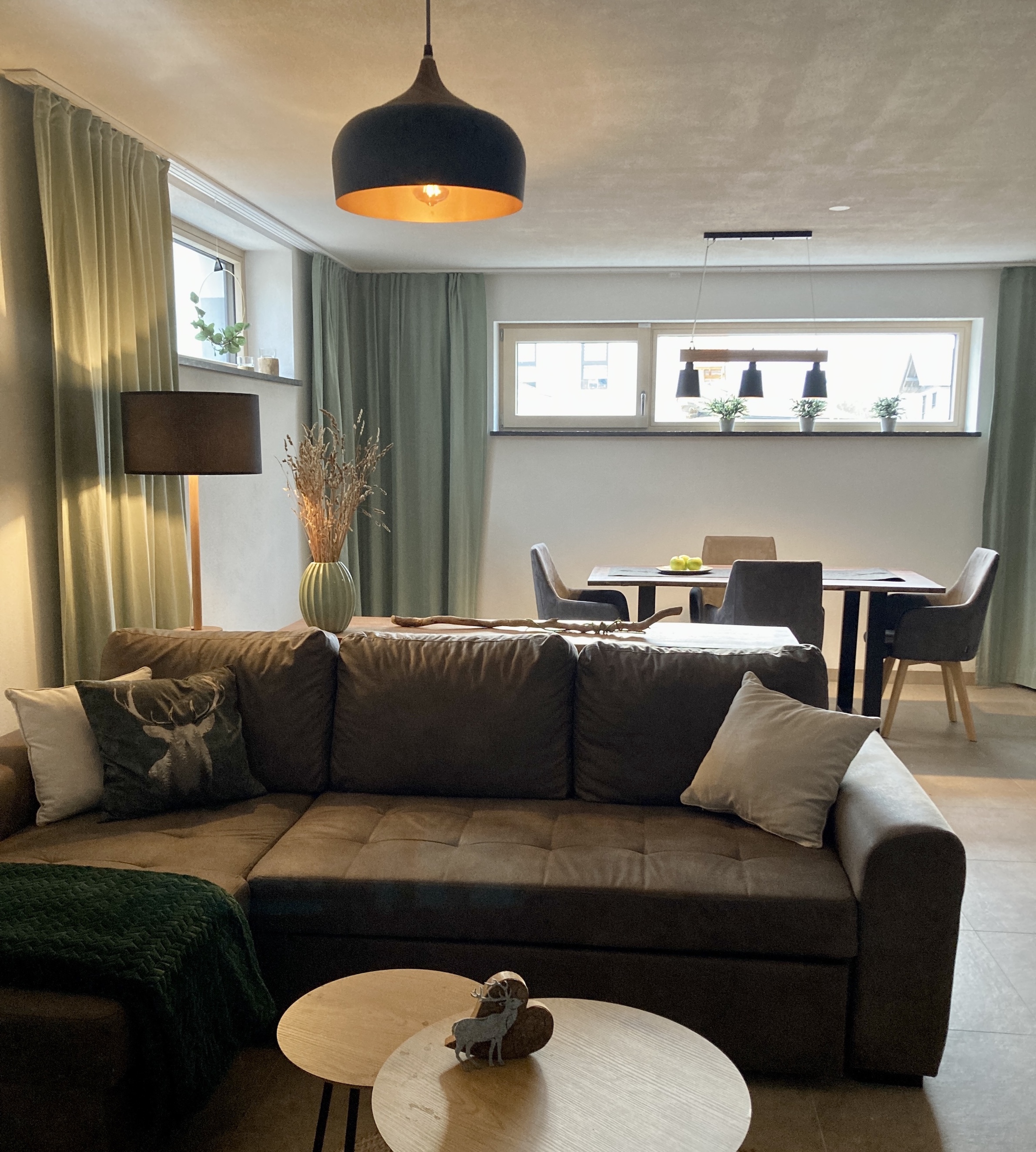 Wohnzimmer mit gemütlicher Einrichtung und Sofa
