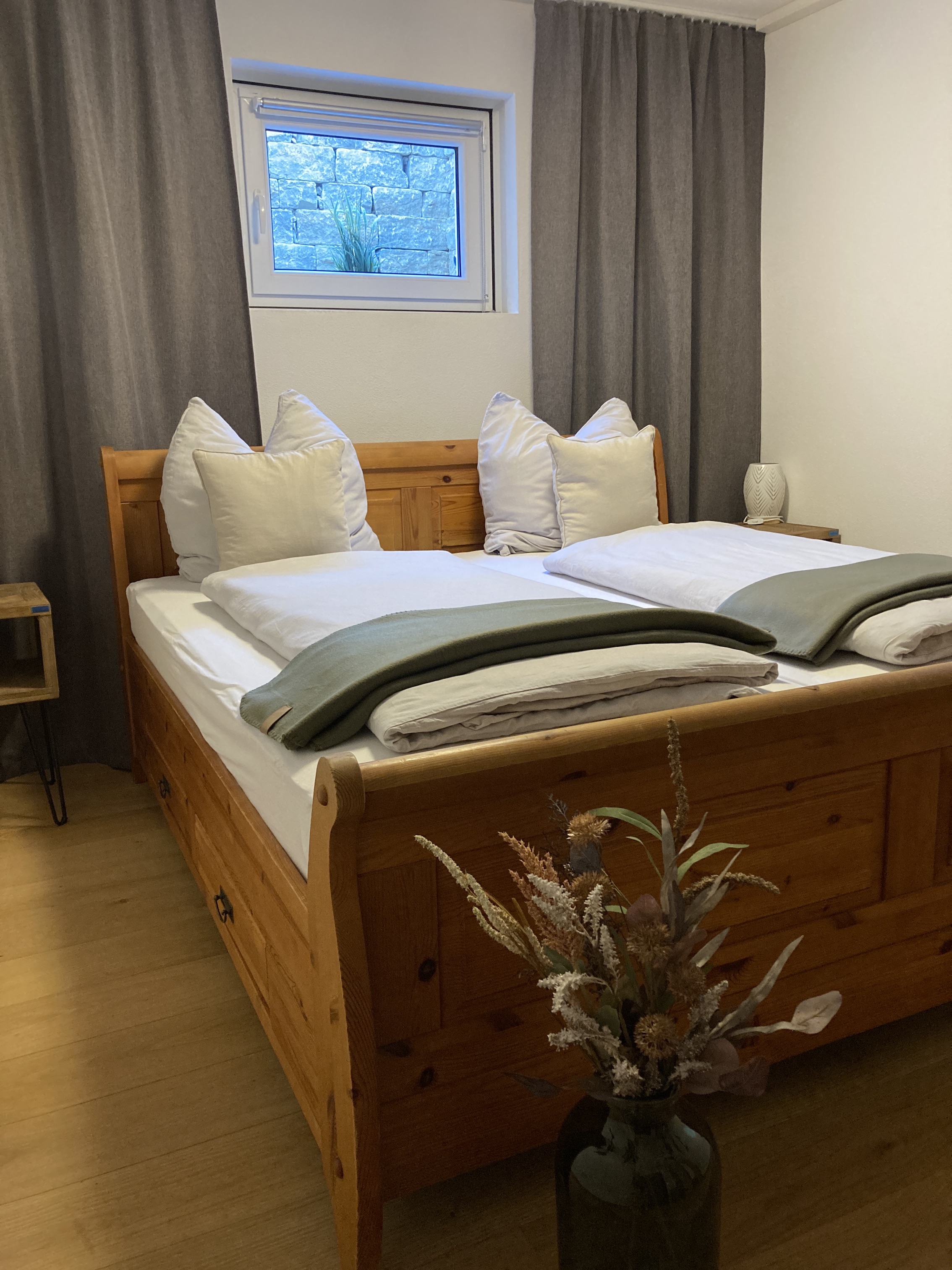 Schlafzimmer mit Doppelbett und Schrank